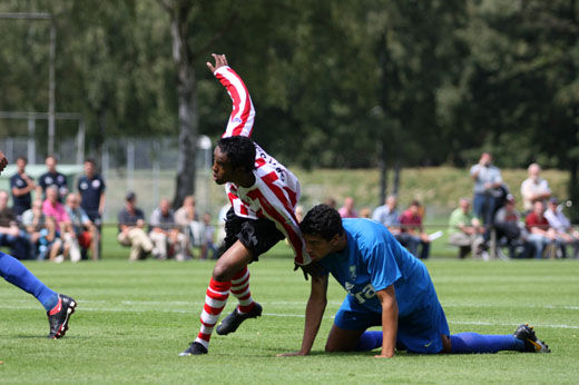 Kadir Hassan Yusuf scoort al in de eerste minuut zijn eerste van drie treffers Kadir Hassan Yusuf scoort al in de eerste minuut zijn eerste van drie treffers